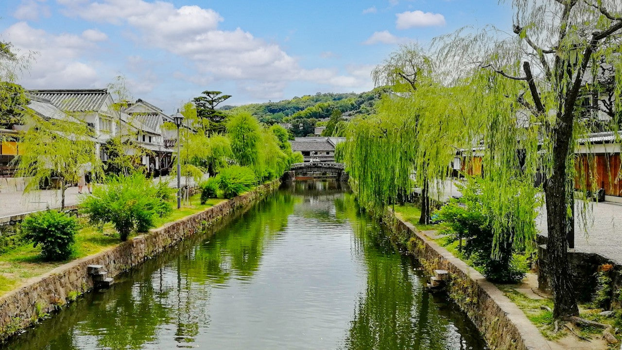 岡山県のくらしき川舟流しの風景